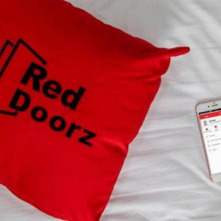 Отель Reddoorz Plus Near Undip Tembalang Семаранг Экстерьер фото