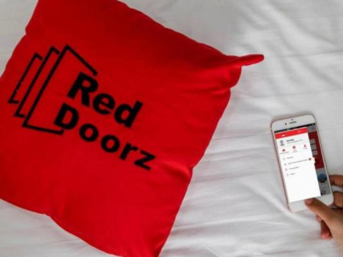 Отель Reddoorz Plus Near Undip Tembalang Семаранг Экстерьер фото